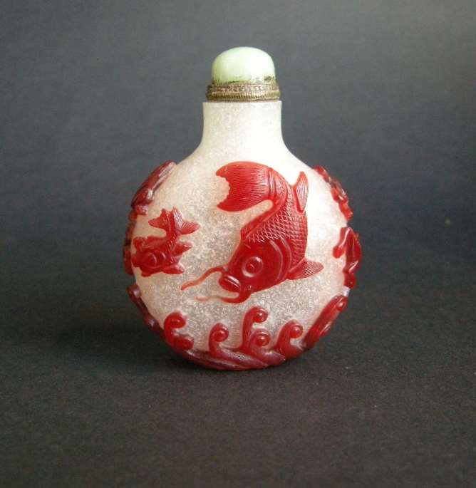 Red overlay glass snuff bottle carved of fish and marine animals - Rare mark under the base